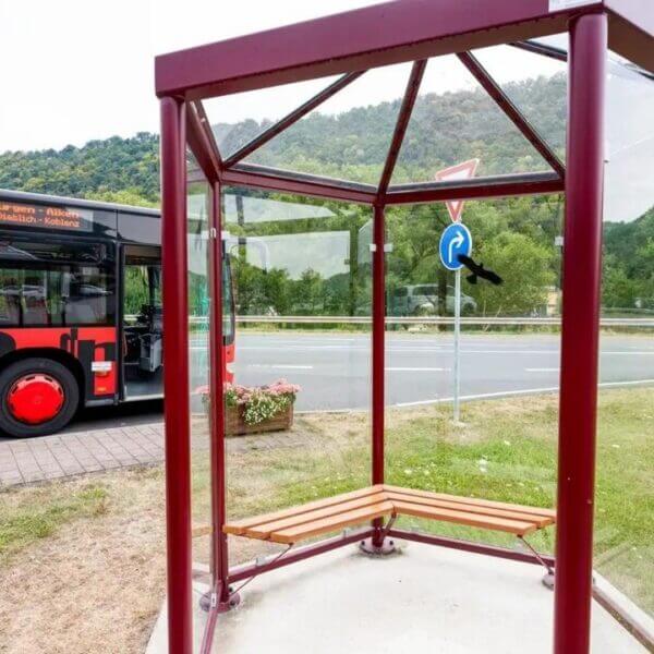 Bushokje paviljoen rood met zitbank aanschaffen Rode bushokje met zitbank bij bushalte