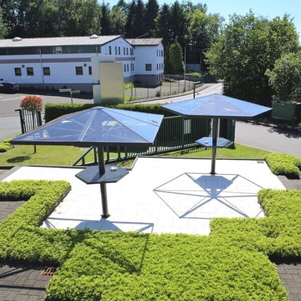 Vrijstaande rookoverkappingen met tafel en glazen dak bestellen Twee vrijstaande rookoverkappingen met geïntegreerde tafel en glazen dak