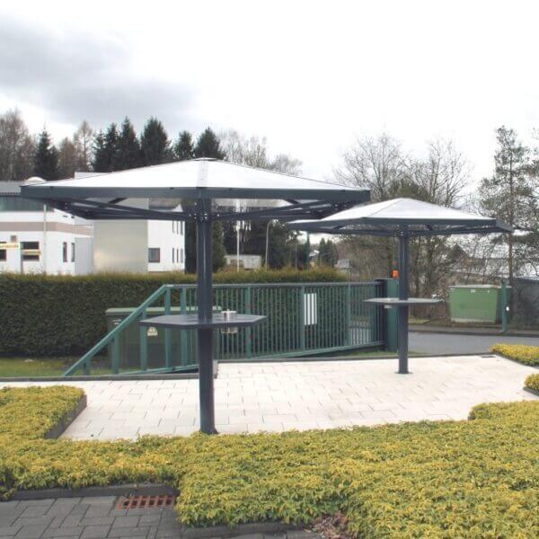 Twee rookpaviljoens type Regensburg met optionele tafels
