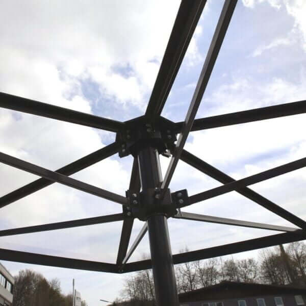 Sterke dakconstructie rookabri paviljoen Regenburg Detailfoto van de dakconstructie van een rookabri paviljoen met stalen frame