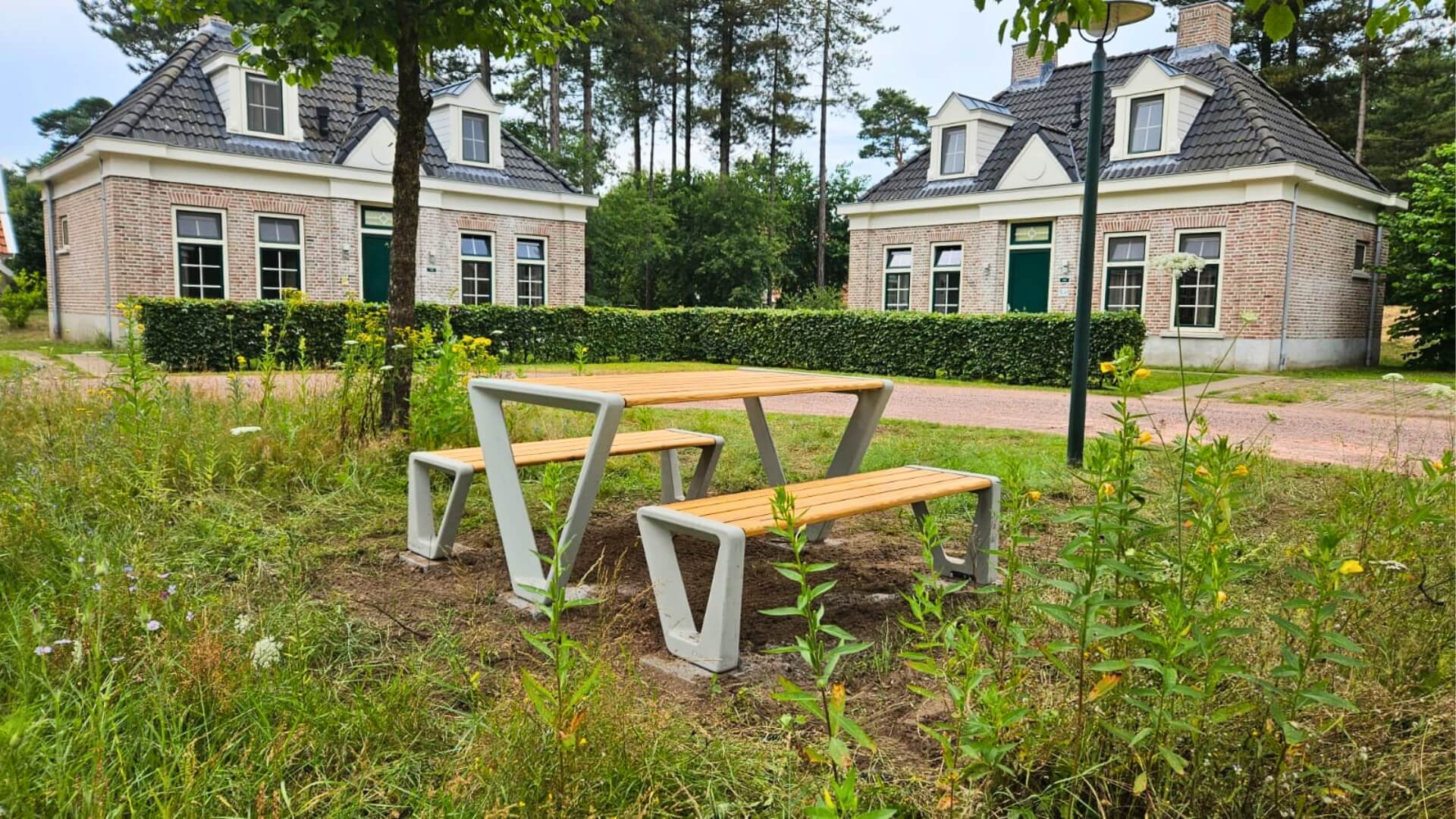Picknicktafel met betonnen onderstel en houten zittingen geplaatst bij Landal
