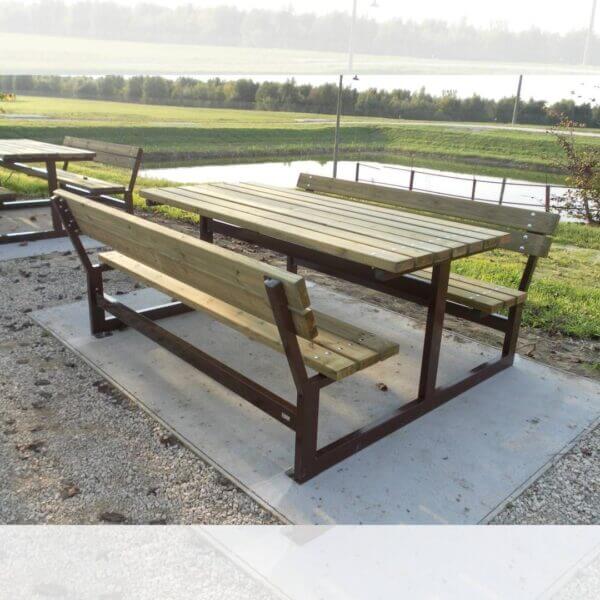 Picknickset met stalen frame en houten zitbanken met rugleuning, perfect voor openbare ruimtes.