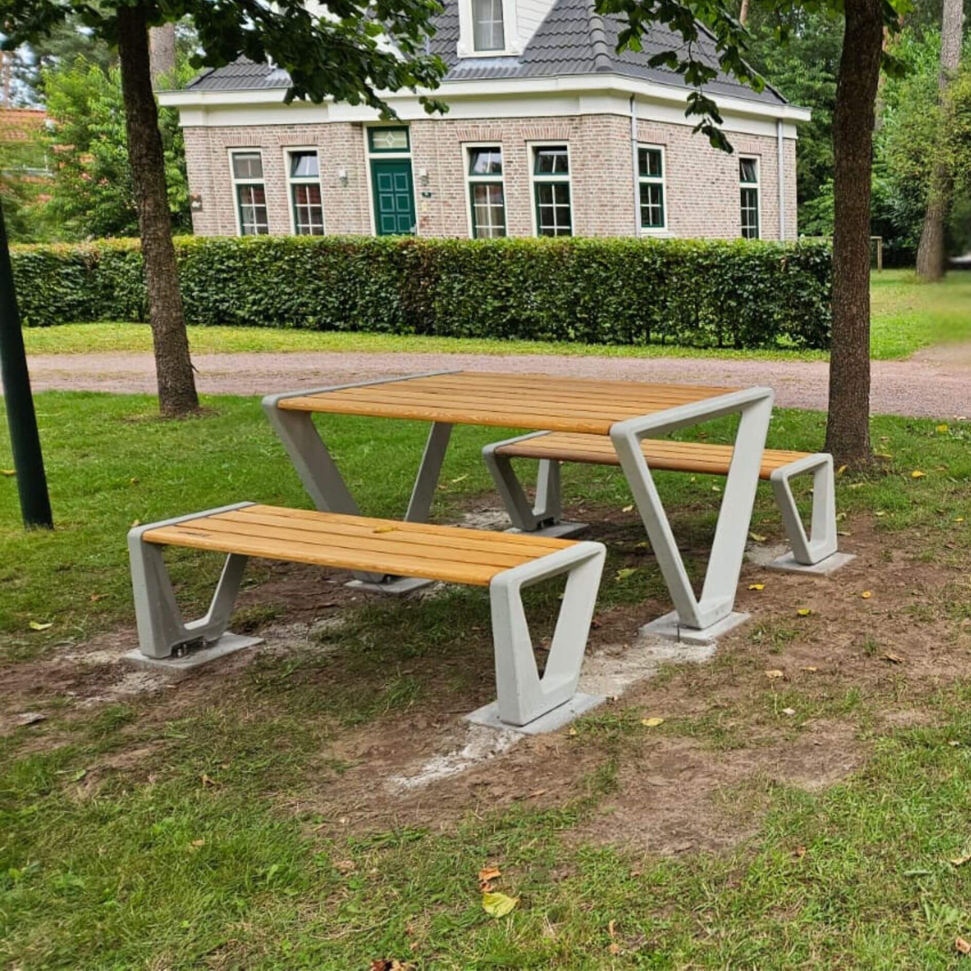 Stevige picknickset met houten zittingen en tafelblad, geplaatst op gras bij Landal vakantiepark