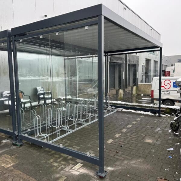 Prefab fietsenstalling direct online kopen Prefab fietsenstalling met Keulen met glazen zijwanden, stalen constructie en fietsenrekken voor bedrijven en openbare locaties