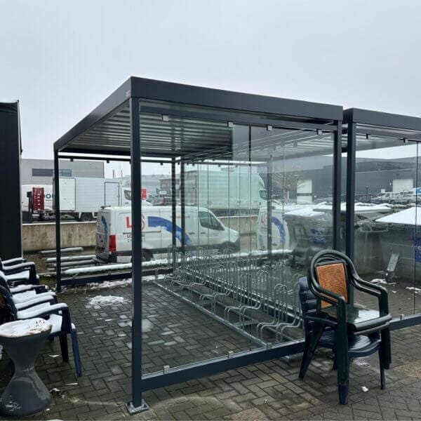 Prefab fietsenstalling Keulen van Umfeldt kopen Prefab fietsenstalling Keulen met glazen wanden, metalen frame en fietsenrekken geplaatst op bedrijventerrein