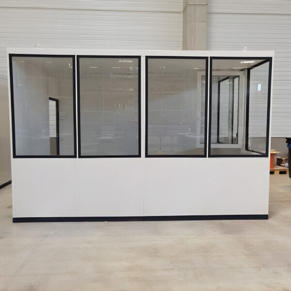 Prefab Kantoorunit 4x3m Kopen Prefab Kantoorunit van 4x3m met veel ramen geplaats in een bedrijfsal