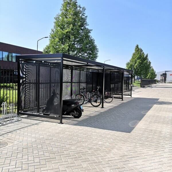 Fietsoverkapping met rookabri en geperforeerd staal direct kopen Luxe fietsoverkapping met geperforeerde staalplaten en geïntegreerde rookabri, zwart gepoedercoat staal, geplaatst in Alblasserdam.