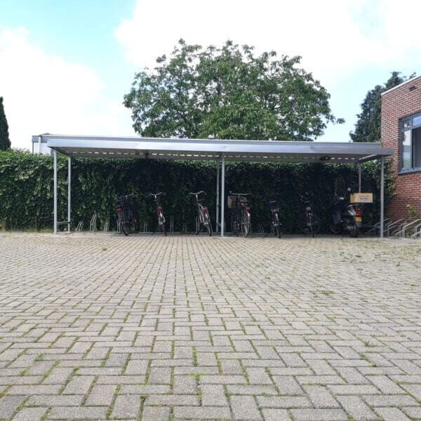 3x2 meter bouwpakket fietsoverkapping kopen Grote verzinkte bouwpakket fietsoverkapping met hoog-laag fietsenrek geplaatst bij Albert Heijn voor personeel.