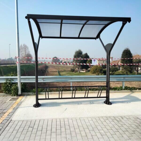 rijwieloverkapping-voor-5-fietsen-direct-aanschaffen Stalen rijwieloverkapping met transparant polycarbonaat dak en fietsenrek voor 5 fietsen op betonnen ondergrond