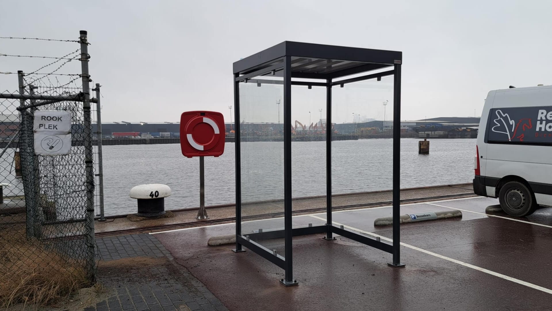 Betaalautomaat overkapping Keulen met plat dak en veiligheidsglas geplaatst bij Cofra Amsterdam