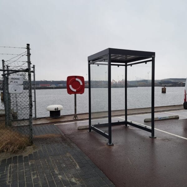 Rokersabri buiten kopen Rokersabri buiten met plat dak en glaswanden bij Cofra Amsterdam, inzetbaar als betaalautomaat overkapping