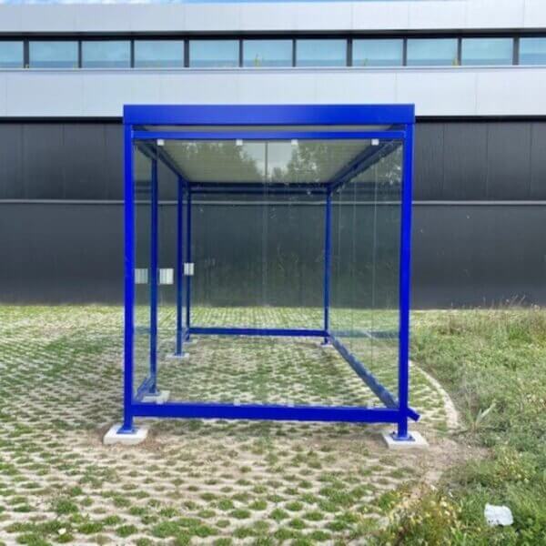 Moderne rookoverkapping voor buiten kopen met asbak Strakke blauwe rookoverkapping met volledig transparante glazen wanden en geïntegreerde staanderasbakken voor een nette en functionele buitenruimte.