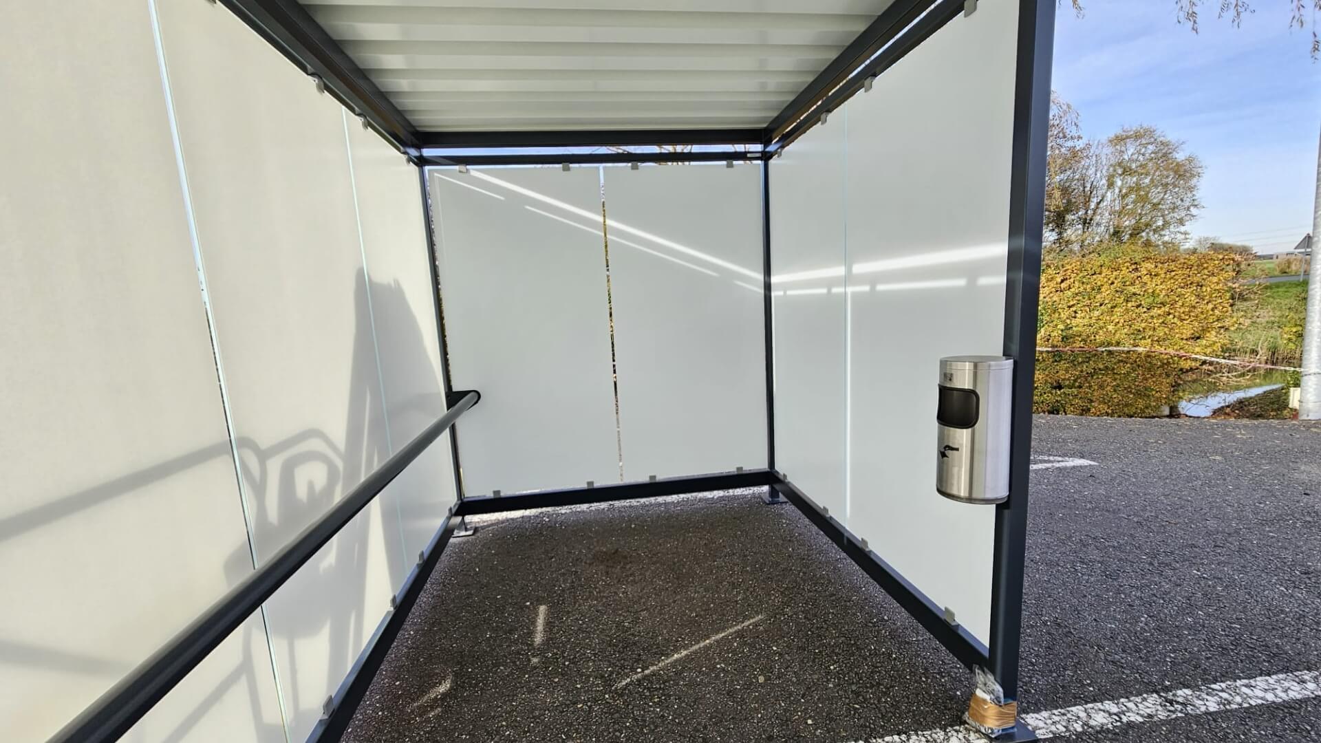 Rokersoverkapping Keulen geplaatst bij Friesland Campina in Bedum – uitvoering met LED-verlichting, leunbeugel en RVS wandasbak van Umfeldt.