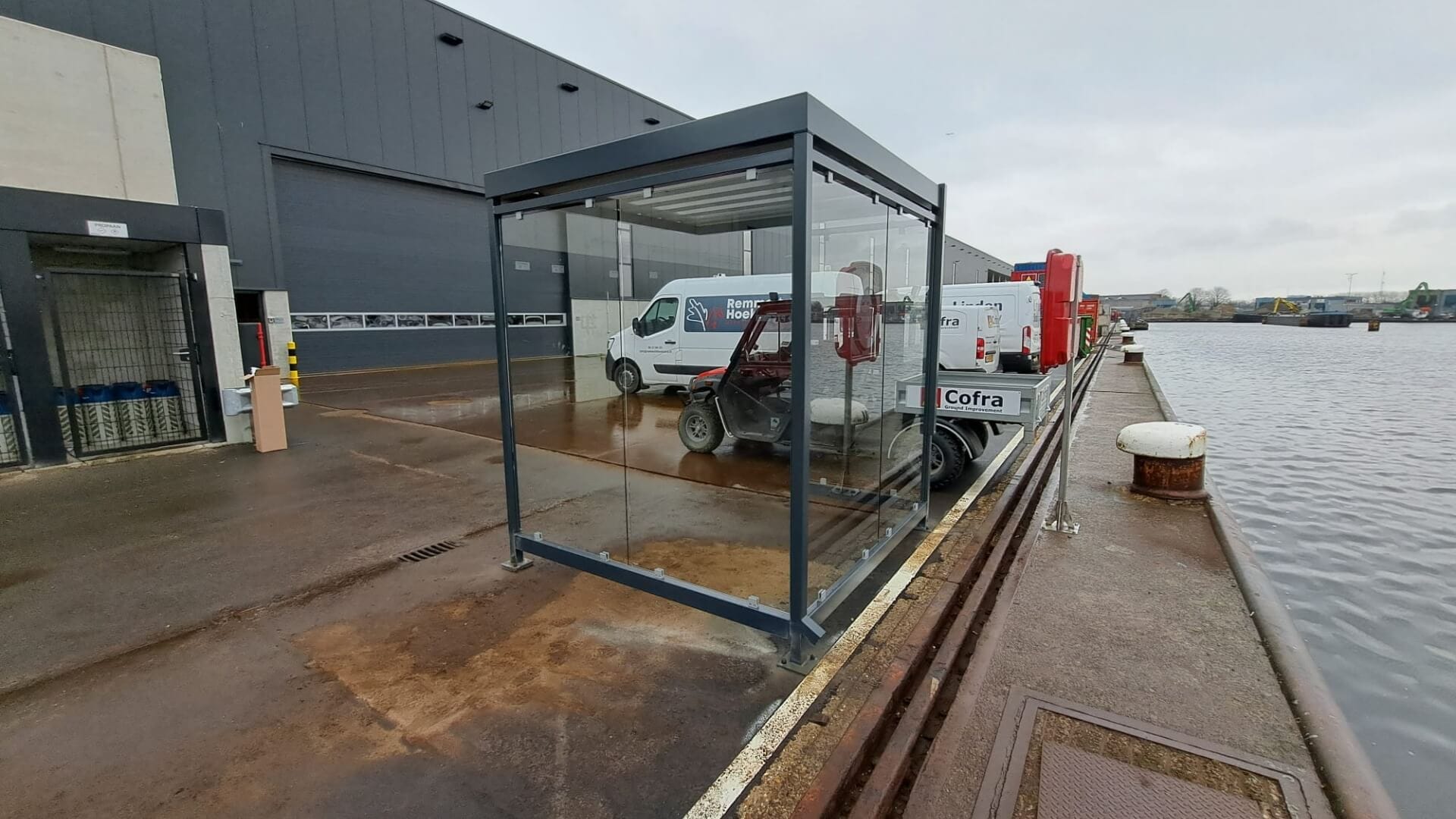 Rookabri van staal en glas geplaatst bij Cofra in Amsterdam aan het water.