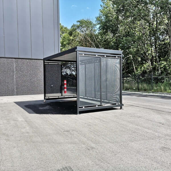 Vrijstaande rookoverkapping met geperforeerde staalwanden kopen Rookoverkapping met geperforeerde staalwanden, stalen frame in RAL-kleur en verankerd op asfaltterrein.