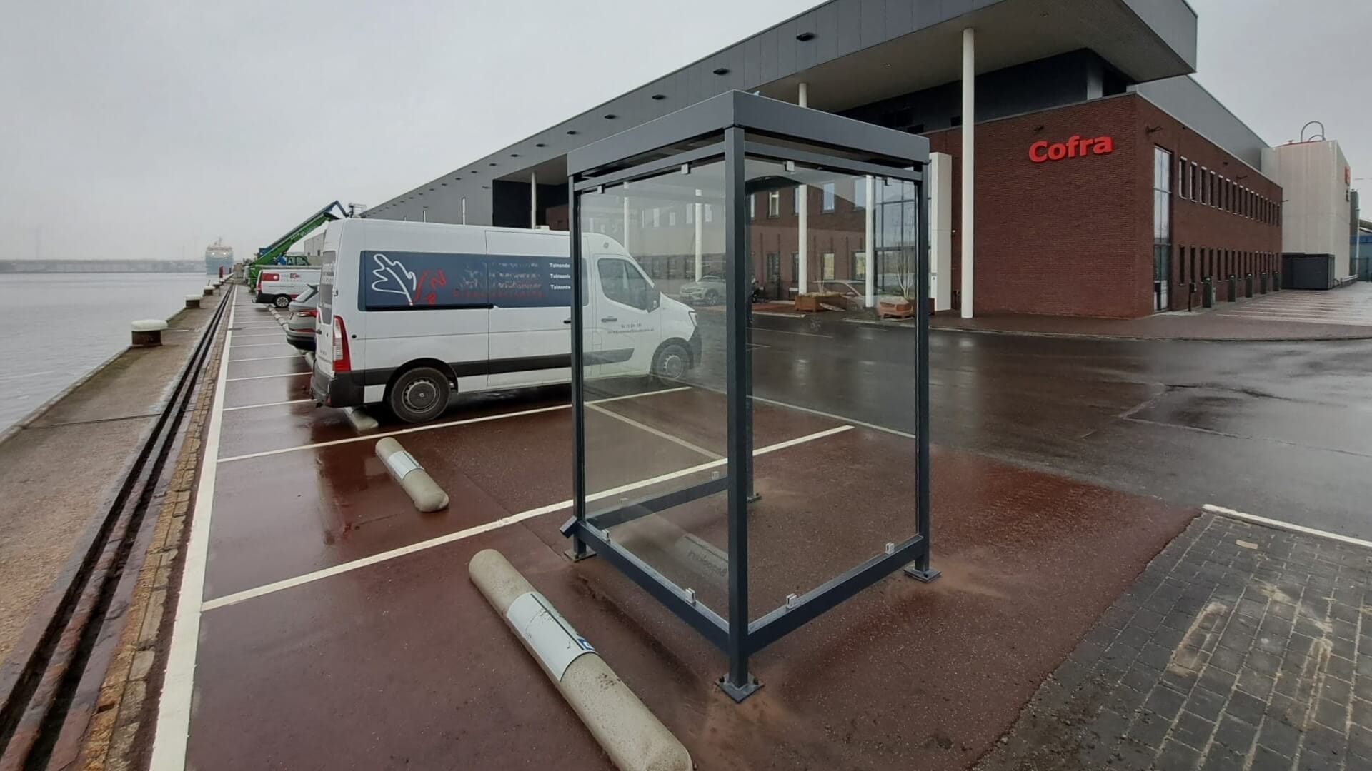 Rookruimten met glazen wanden op parkeerplaats bij modern bedrijfspand