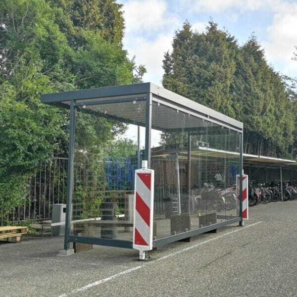 Rookabri van staal en glas voor buitengebruik met transparante zijwanden.