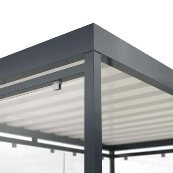 Dakafwerking rook- en fietsoverkapping RAL 9002 Detail van dakafwerking met trapeziumplaat in RAL 9002 van rook- en fietsoverkapping.