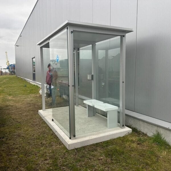 Rookoverkapping 270x150 cm met prefab betonplaat Compacte rookoverkapping van 270x150 cm met glazen wanden, geleverd inclusief prefab betonplaat en wandasbak, optioneel met extra glazen voorwand.