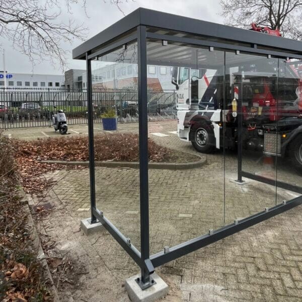 Rookabri met installatie kopen voor bedrijven Rookabri gezien vanaf de achterzijde, geplaats op een parkeerplaats in Haarlem