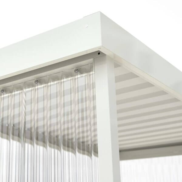 Detail dak- en wandbevestiging rookabri Jena Detail van witte rookabri met trapezium dakplaat en verticale polycarbonaat wand, gemonteerd op stalen frame