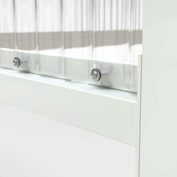 Wandbevestiging rookabri Jena met kunststof afstandhouders Detail van wandbevestiging met transparante polycarbonaat platen en kunststof afstandhouders op wit stalen frame