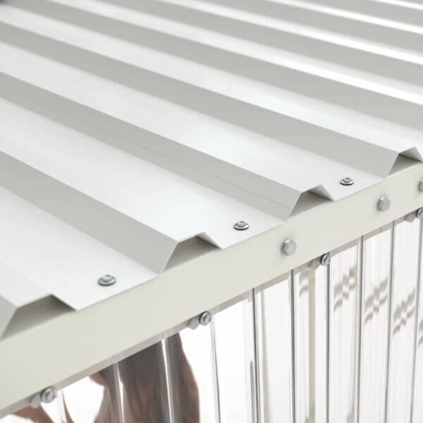 Dakdetail van rrookabri Jena met trapeziumplaten Detail van het dak van een rookabri met wit gecoate trapezium dakplaten en transparante polycarbonaat wanden