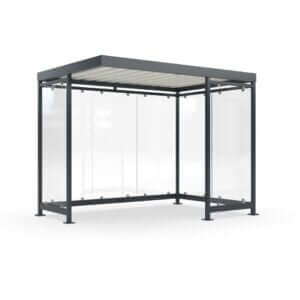 Rolstoelvriendelijke rookoverkapping met brede opening en glazen wanden voor optimale toegankelijkheid.