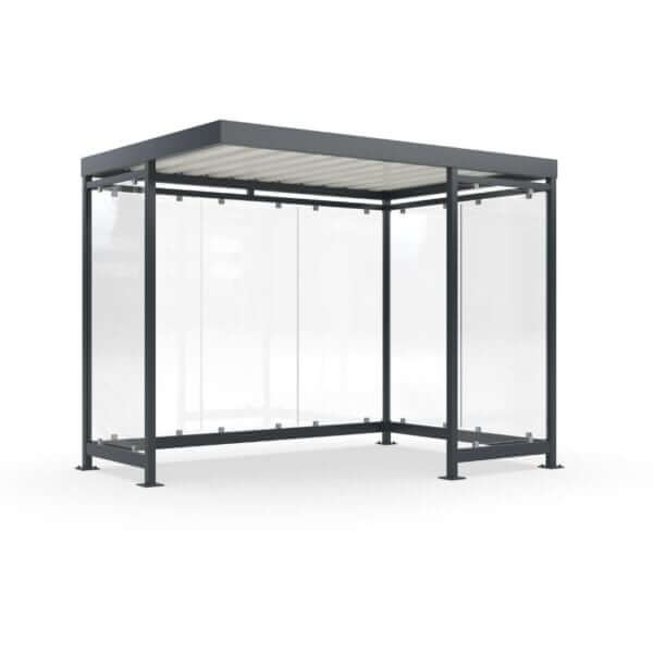 Rolstoelvriendelijke rookoverkapping met brede opening en glazen wanden voor optimale toegankelijkheid.