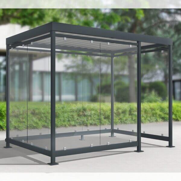 Afbeelding van een gerenderde rookhok Gerenderde afbeelding van een modern rookhok met glazen wanden en een metalen frame, ontworpen voor buitengebruik.