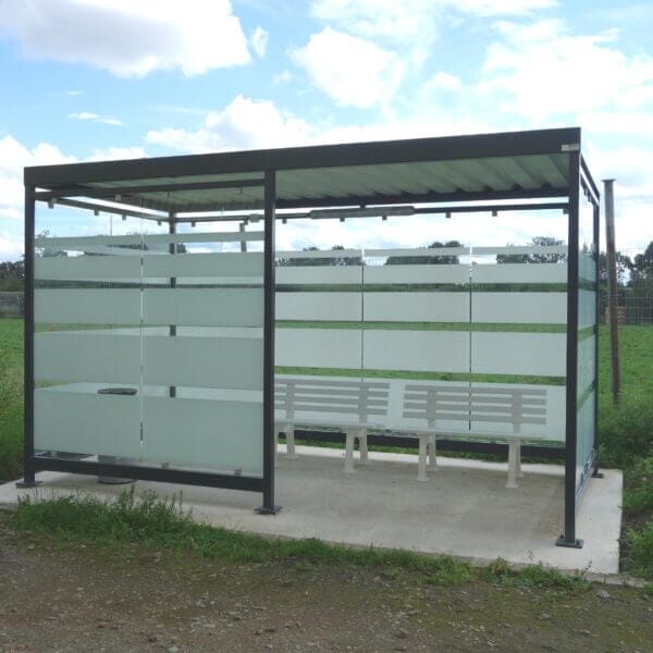 Rookabri met zeefdruk en ESG glas online bestellen Rookabri met ESG glazen wanden, optionele zeefdruk en verankerd op een betonnen plaat voor extra stabiliteit.