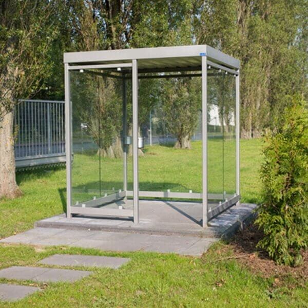 Rookabri Keulen grijs met wandasbakken Rookabri Keulen in grijze uitvoering, optioneel voorzien van twee wandasbakken en verankerd onder het maaiveld op een betegelde ondergrond.