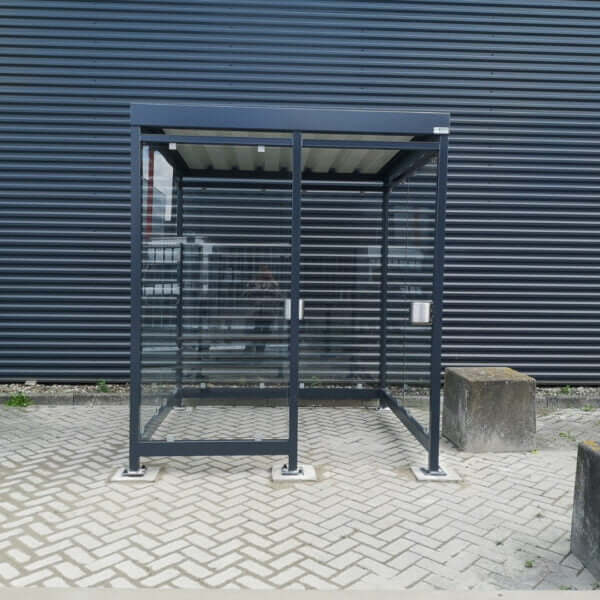 Rookabri RAL-9016 op betonpoeren Groningen bestellen Rookabri in RAL-9016, geplaatst in Groningen en verankerd op betonpoeren op een bestrate ondergrond.