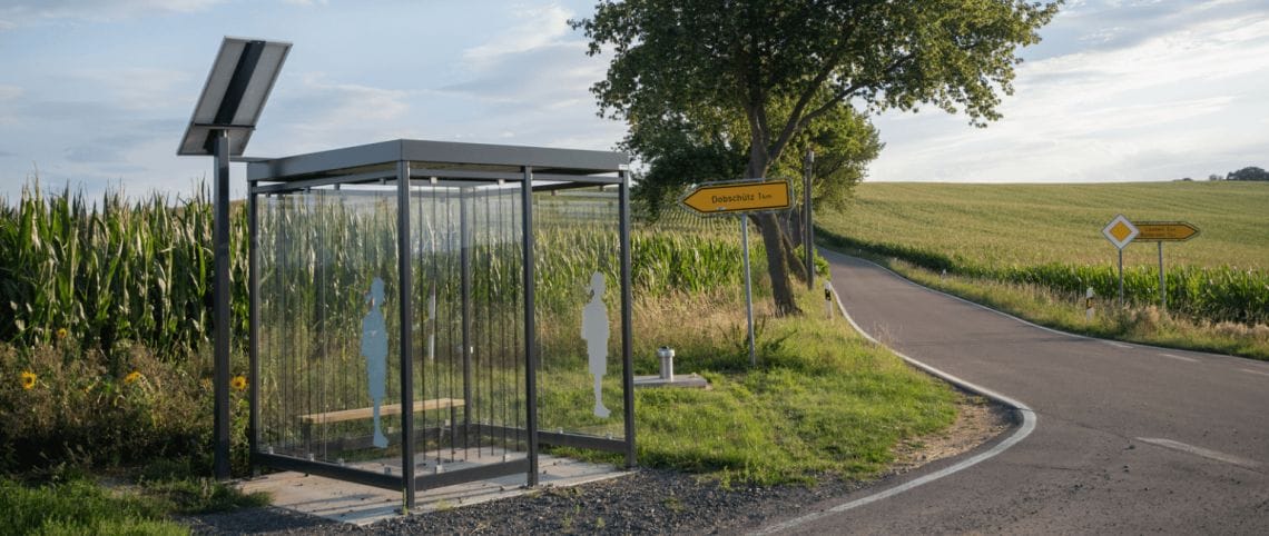Rokersoverkapping Keulen met geïntegreerd zonnepaneel op landelijke locatie – duurzame rookvoorziening van Umfeldt, zelfvoorzienend in energie.
