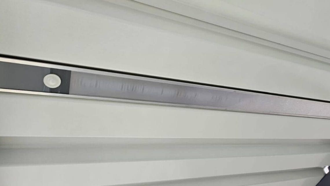 Detail van het dak van een prefab rookoverkapping van Umfeldt met geïntegreerde LED-verlichting en bewegingssensor.