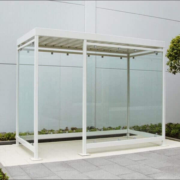 Rookabri in witte RAL-kleur online kopen Witte rookabri met glazen wanden, geplaatst tegen een moderne gevel en uitgevoerd in een strakke witte RAL-kleur.