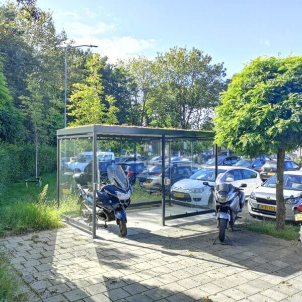 Rookabri met ESG glazen wanden, verzinkt en gepoedercoat frame, voorzien van een duurzaam sedumdak en geschikt voor diverse toepassingen.