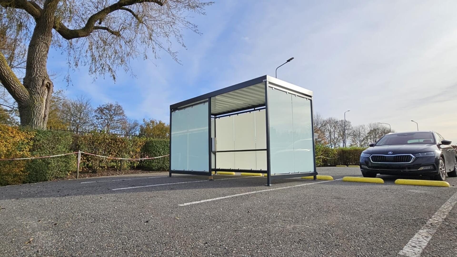 Rookabri van Umfeldt met glazen wanden en zeefdruk, geplaatst op het terrein van FrieslandCampina in Bedum.