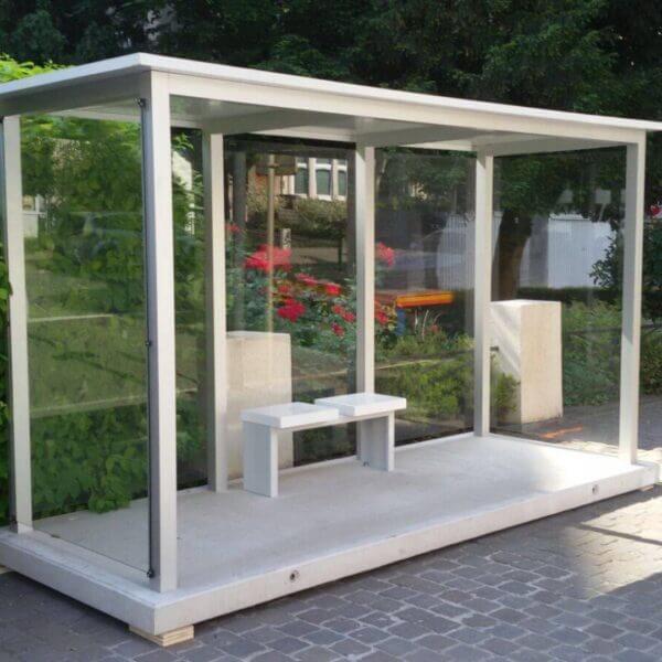 Rookruimte of busabri op prefab betonplaat direct bestellen Multifunctionele overkapping met glazen wanden, inzetbaar als rokersruimte of bushokje, geleverd op prefab betonplaat.