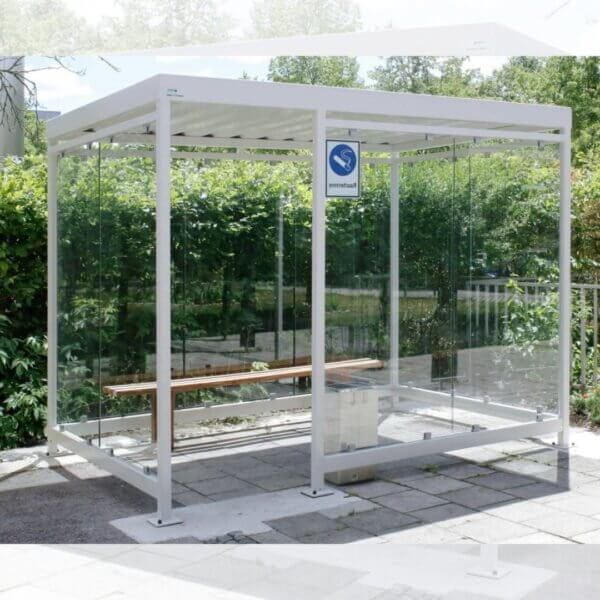 rookabri met zitbank online kopen in wit Witte rookabri met glazen wanden, verankerd op betonpoeren en voorzien van een optionele houten zitbank.