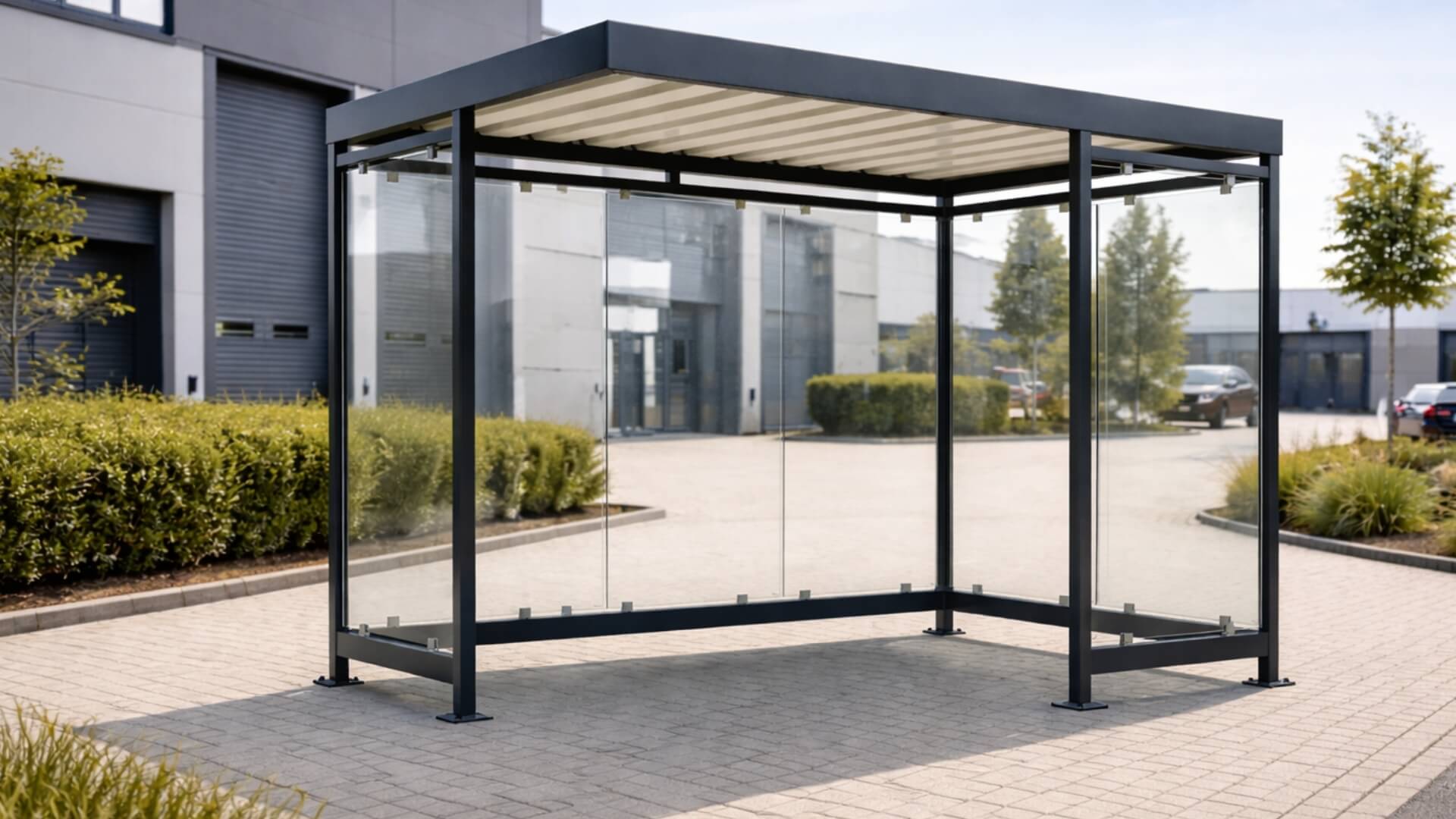 Rookhok Keulen met glazen wanden op modern bedrijventerrein met bestrating en bedrijfsgebouwen