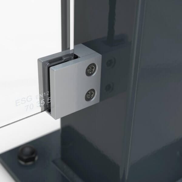 Detail glazen wand van een WSM rookoverkapping en fietoverkapping Bevestiging van ESG-veiligheidsglas aan rookabri in staalconstructie