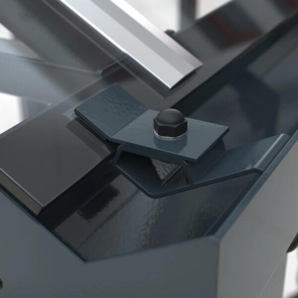 Detail dak van rookabri voor glazen overkapping in staal Detail van dakconstructie van een rookabri met stevige boutverbinding en metalen klem