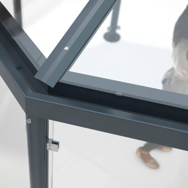 Dakconstructie rookabri paviljoen Detail van de dakconstructie van een rookabri paviljoen met glas en stalen frame