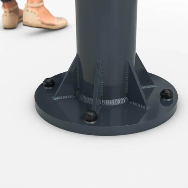 Stalen voetplaat met voorgeboorde gaten voor rookoverkapping Detailfoto van een stalen voetplaat met voorgeboorde gaten en bevestigingsbouten