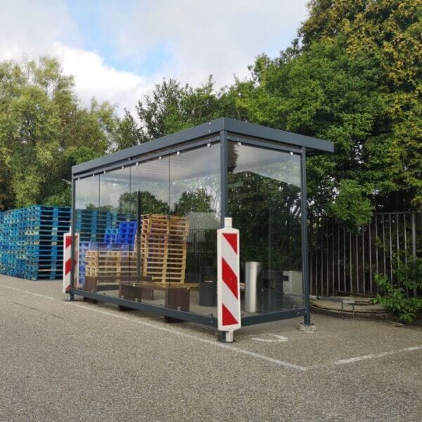 Rookoverkapping van staal en glas voor buiten met transparante zijwanden.
