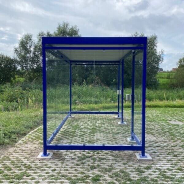 Rookhok voor buiten op betonpoeren kopen Blauwe rookoverkapping voor buiten met ESG glazen wanden en optionele wandasbakken aan de staanders.