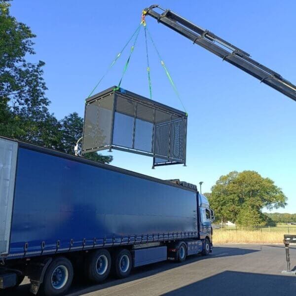 Prefab rookabri met geperforeerd staal direct online kopen Prefab rookabri met geperforeerde staalwanden in RAL-kleur, geleverd kant-en-klaar en gelost met kraan.