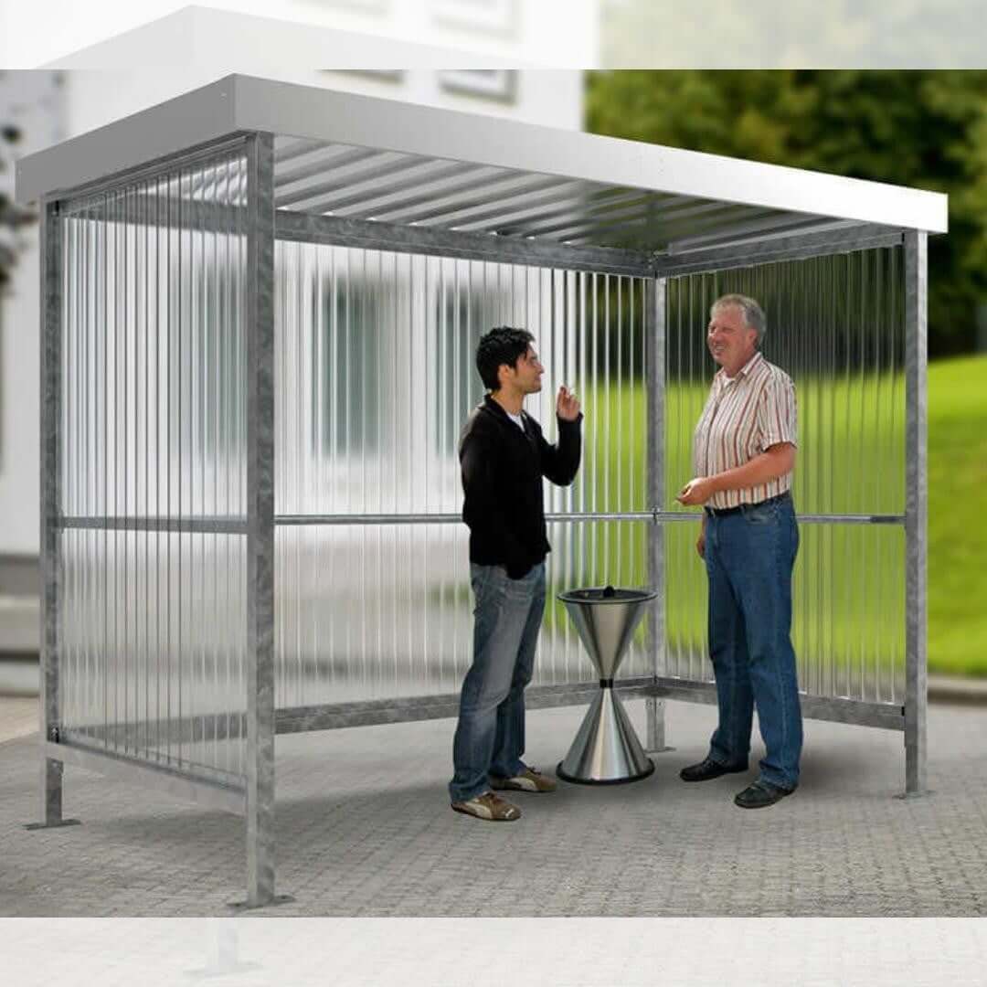 Rookoverkapping bouwpakket met verzinkt frame en transparante golfwand, twee personen en een staande asbak