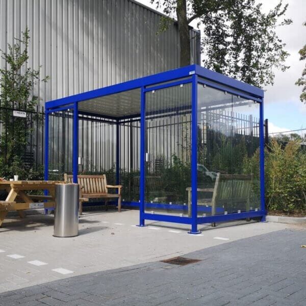 rookhok voor buiten blauw direct online kopen Blauwe rookhok voor buiten met ESG glazen wanden, voorzien van optionele wandasbak aan de staanders.